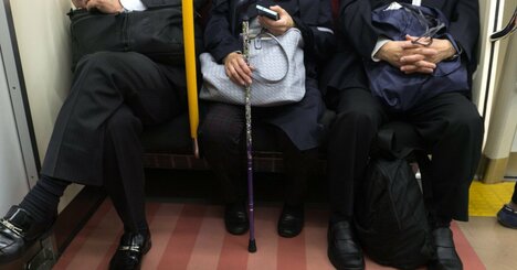 松葉杖で電車→優先席で年配の人が席を譲ってくれたが、隣にスマホの若者…どうする？