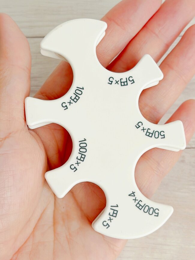 「すぐに小銭が出せる」「お財布がスッキリ」セリアで見つけた”天才コインホルダー”便利すぎて感動した!「コンパクトで使い勝手いい~」