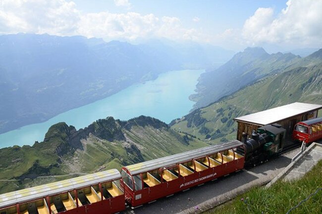 眼下に湖を望むことができる絶景駅、スイスのロートホルン・クルム