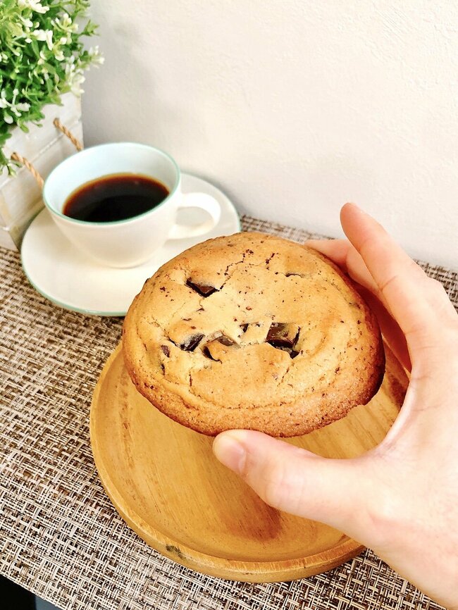 「セブンイレブンで一番うまい商品」お店で焼いた“500kcal超えクッキー”背徳感たっぷりでウマすぎる！「これ今年ずっと食うかも」「多分20枚はもう食ってる」