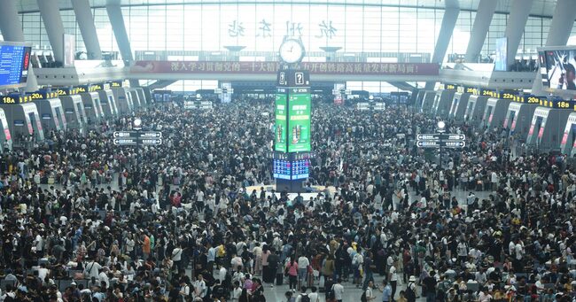 杭州東駅の待合ホールで待つ大勢の乗客。中秋節と国慶節ゴールデンウィークの最終日、杭州東駅は連休の帰省客のピークを迎えた