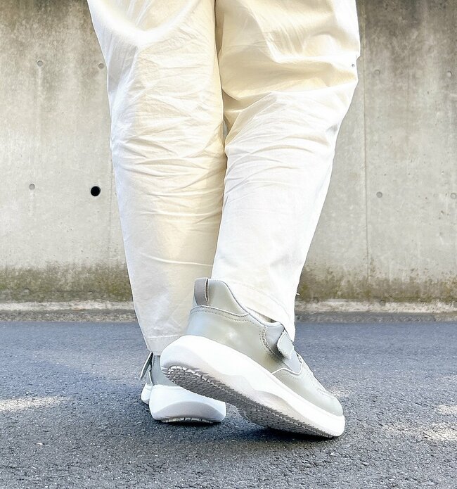 楽ちんすぎて、他のスニーカーに戻れない…!ワークマンの「新感覚シューズ」スポッと履けて、ふんわり歩けちゃうんです!