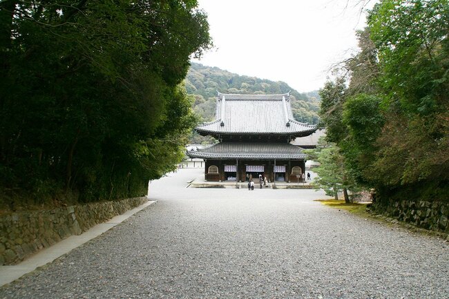 大門をくぐり、ゆるやかな坂を下りた先に仏殿が立つ泉涌寺（東山区）