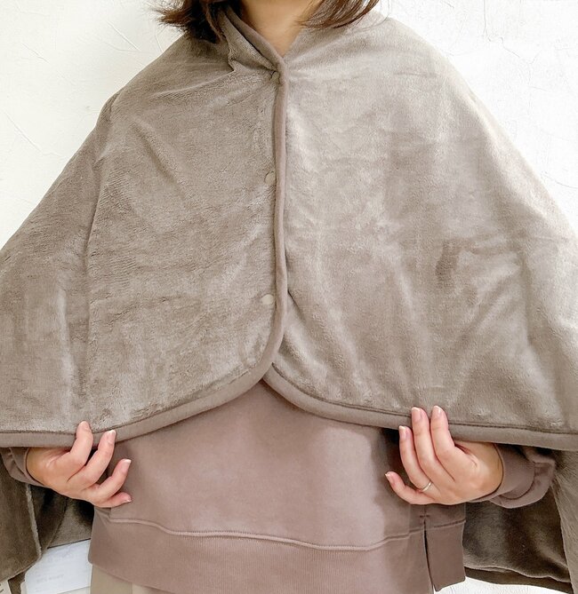 こたつ、いらないじゃん…！無印良品の“ぽかぽかブランケット”サッと羽織るだけで暖かい！「予想以上にあたたまります」「電気代の節約になりそう」