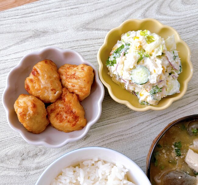かわいすぎて全色まとめ買いした！セリアの「フランフランみたいな食器」がレトロかわいい…！お花の形が素敵なんです