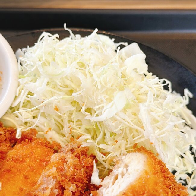 お肉の量にビックリ…！松のやの「揚げ物てんこ盛りメニュー」1100kcal超えでボリューム感ハンパない！《実食レビュー》