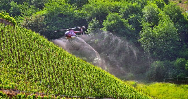 農薬を散布するヘリコプター