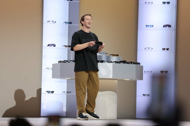 新型スマートグラスを披露するザッカーバーグ氏