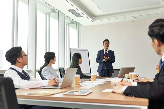 「あー、うちの会社これだわ…」職場で“意味のない会議”が量産される理由とは