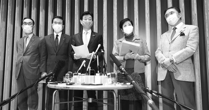 1月2日の意見交換後、報道陣の取材に応じる(左から)埼玉県知事の大野元裕、千葉県知事の森田健作、経済再生担当相の西村康稔、東京都知事の小池百合子、神奈川県知事の黒岩祐治