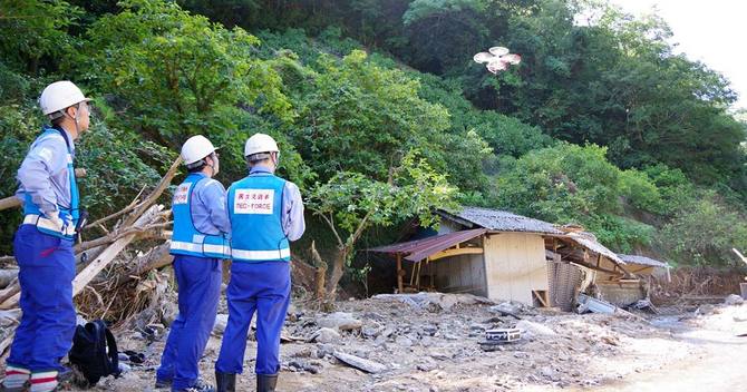 国土交通省が災害復旧にドローンを活用している様子