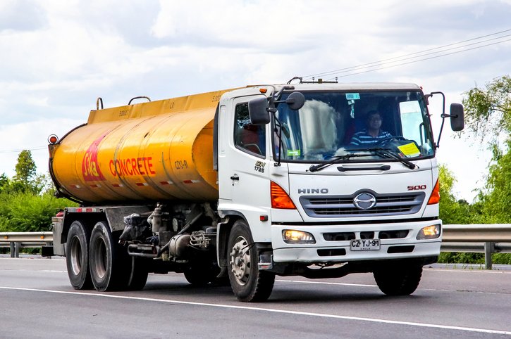 トヨタが合意した日野自動車の経営統合、“裏の標的”が「テスラとBYD」だと言えるワケ