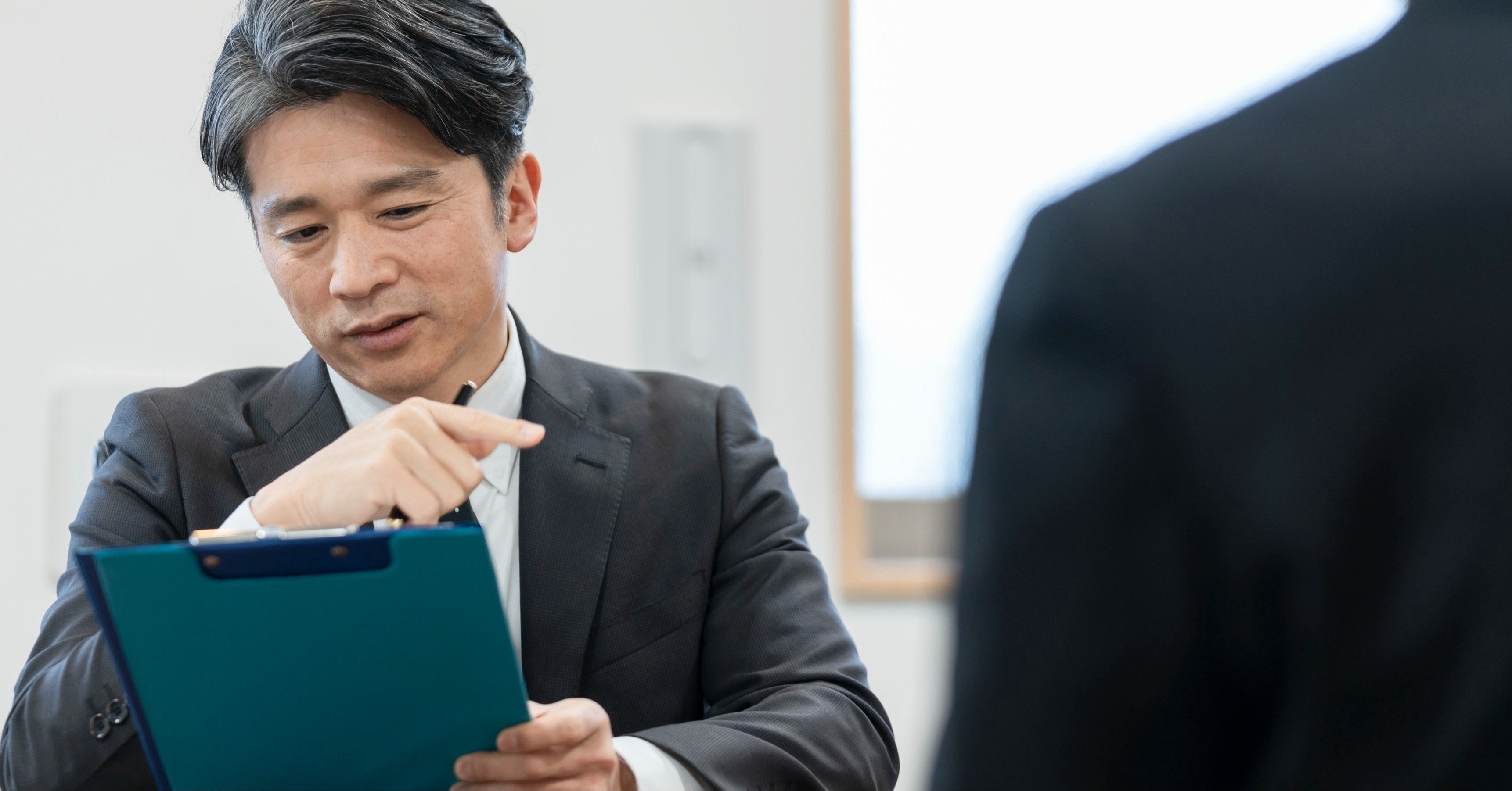 面接官の男性