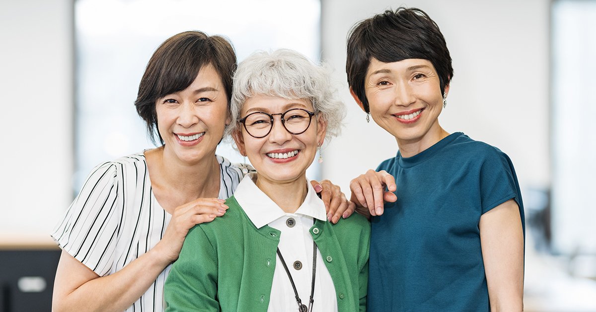 3人のミドル・シニア女性