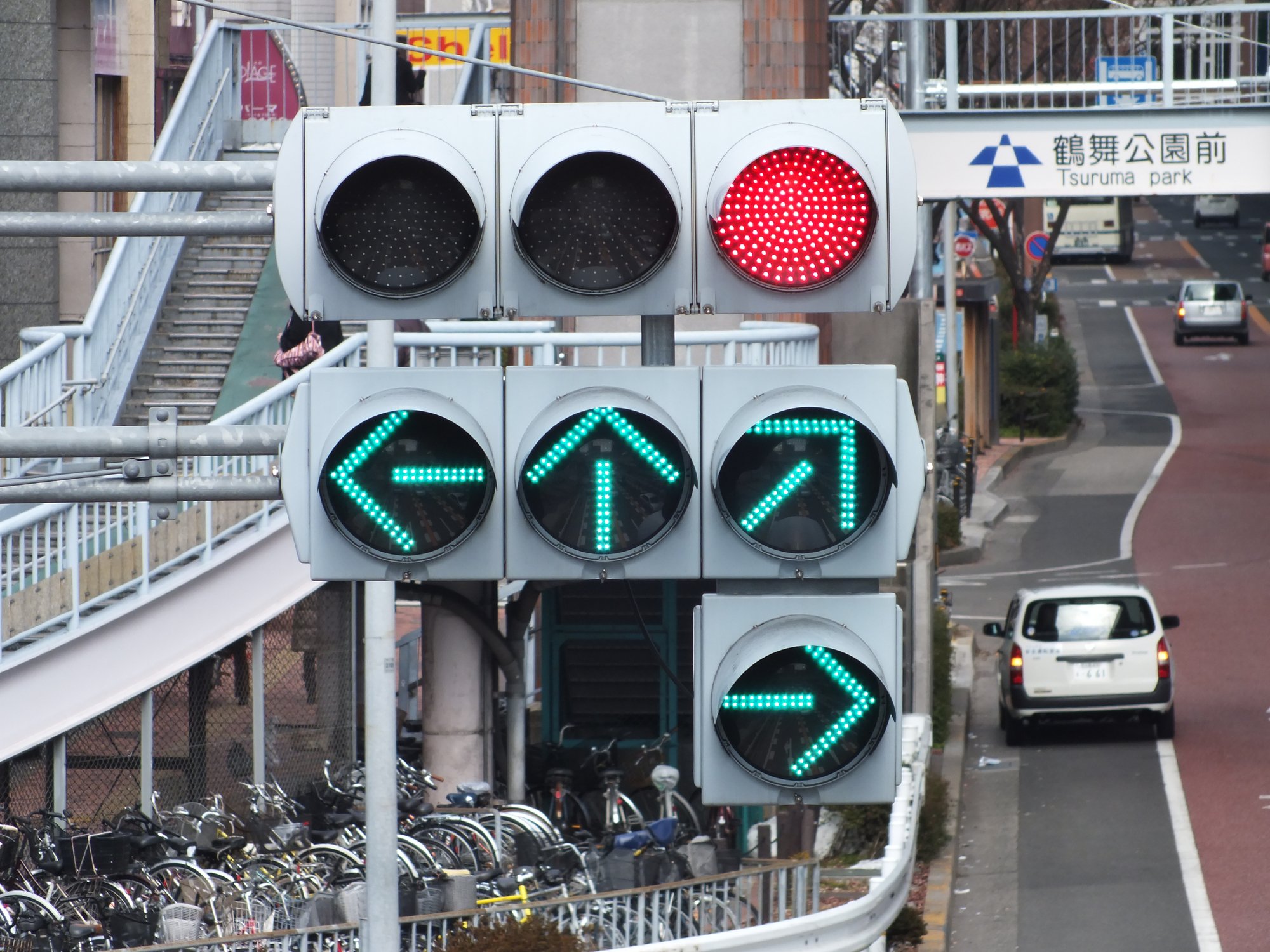 赤信号なのに「全方向に矢印点灯」はなぜ？→識者が教える「青信号との違い」が目からウロコだった！