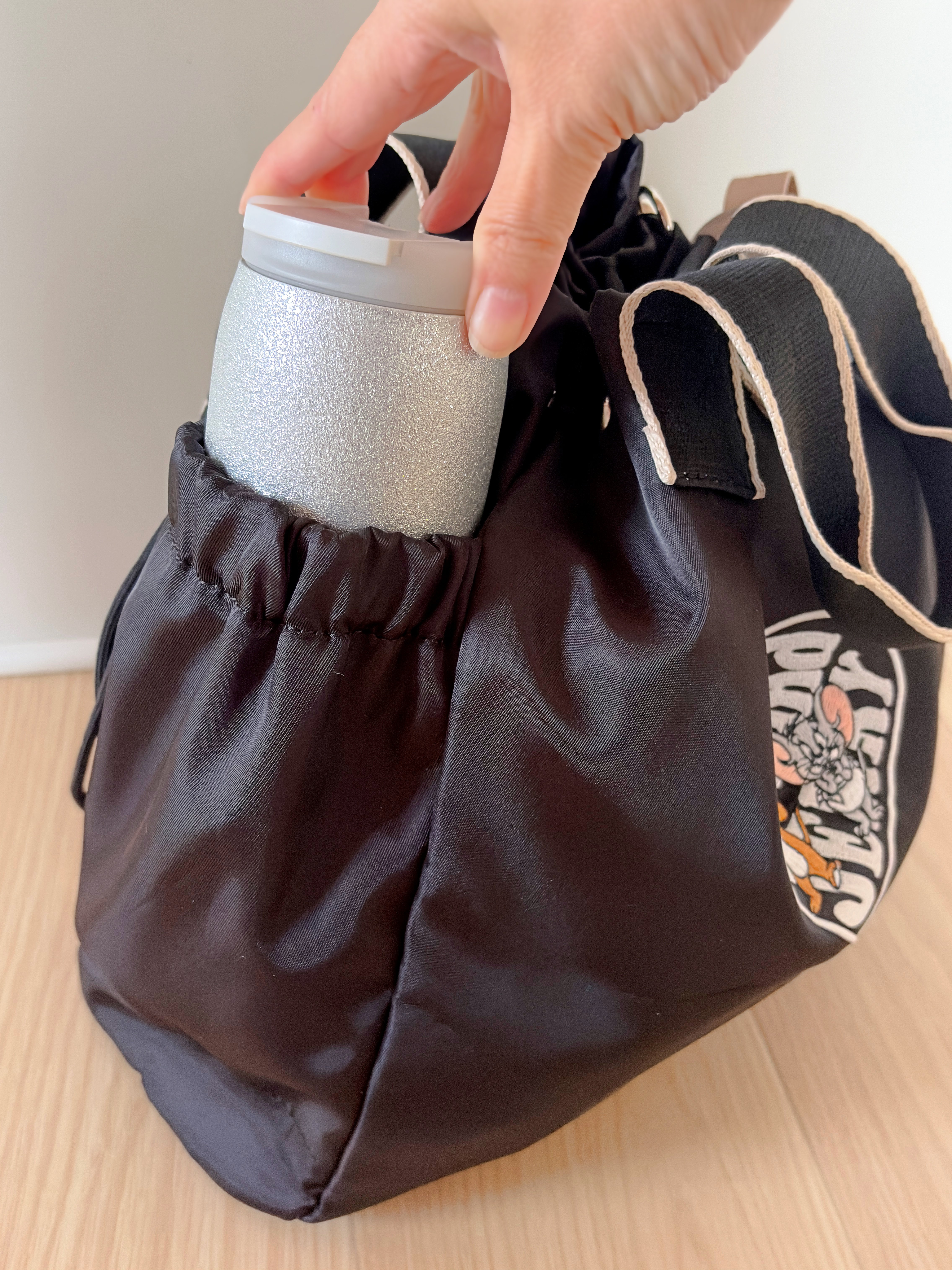 しまむら×トムとジェリーの「ポケットたくさんバッグ」大人かわいいのに収納力スゴすぎるの!