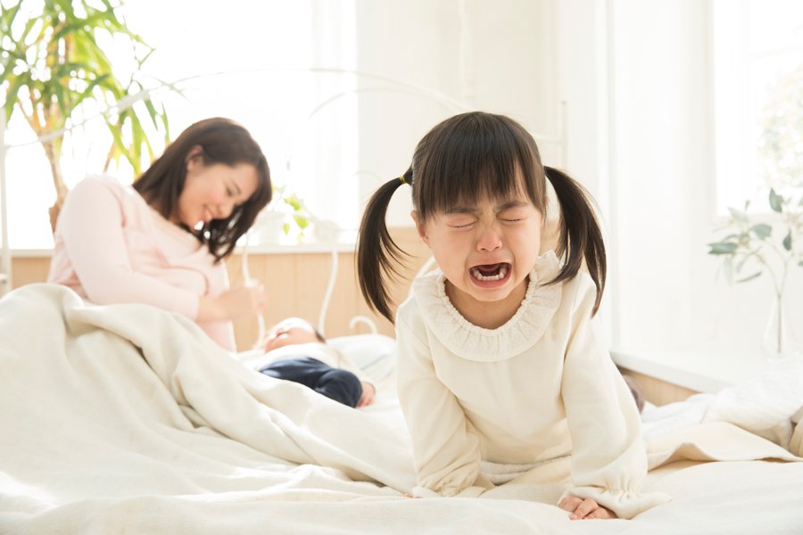 長女の抱える課題は、親の接し方や、幼少期（特に10歳までの思い込み）によって潜在意識に深く刻まれたトラウマや劣等感に根差していることが多い