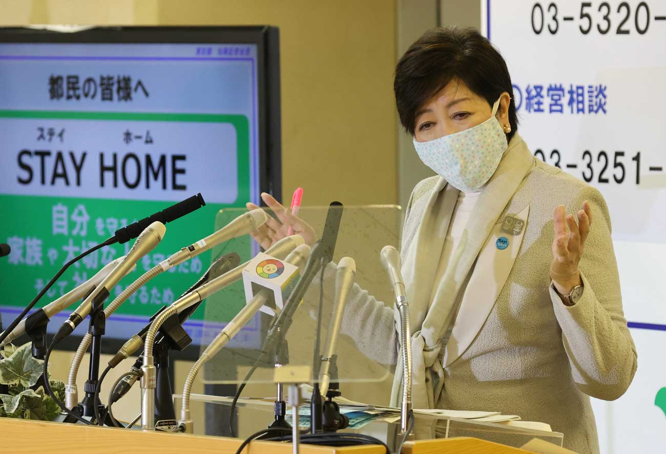 会見する小池百合子・東京都知事