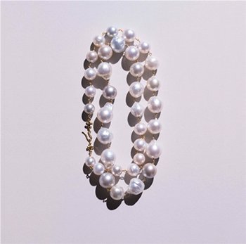 「どんなに辛い時も、<br />朝起きたらまずピアスをひとつ」<br />憧れの人の言葉を忘れない