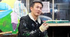 きっかけは母の自死、「タブー」を描き続ける弓指寛治の絵がどこかコミカルである理由