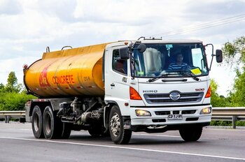 トヨタが合意した日野自動車の経営統合、“裏の標的”が「テスラとBYD」だと言えるワケ
