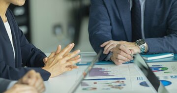 「何も決まらない会議」の最初に部長が投げかけている〈あるある質問〉