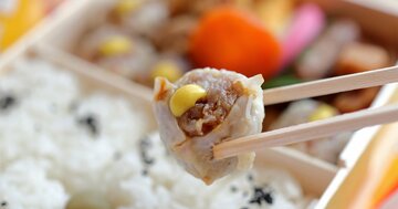 「シウマイ娘」って誰？崎陽軒の「横浜のソウルフード」を全国に広めた若き女性たち
