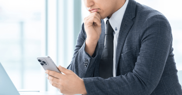 困ったとき「ついスマホに頼ってしまう人」は頭が悪い。では頭のいい人はどうする?
