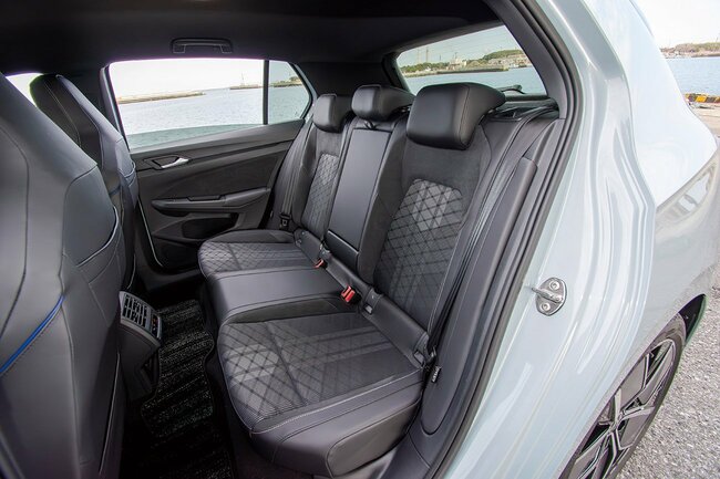 VWゴルフe-TSI R-Lineリアシート