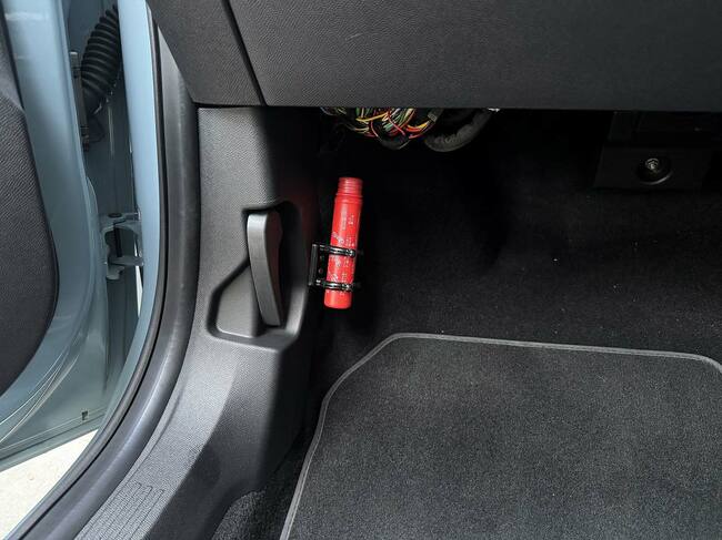 もともと左ハンドル車なので、ボンネットオープナーは助手席側にある