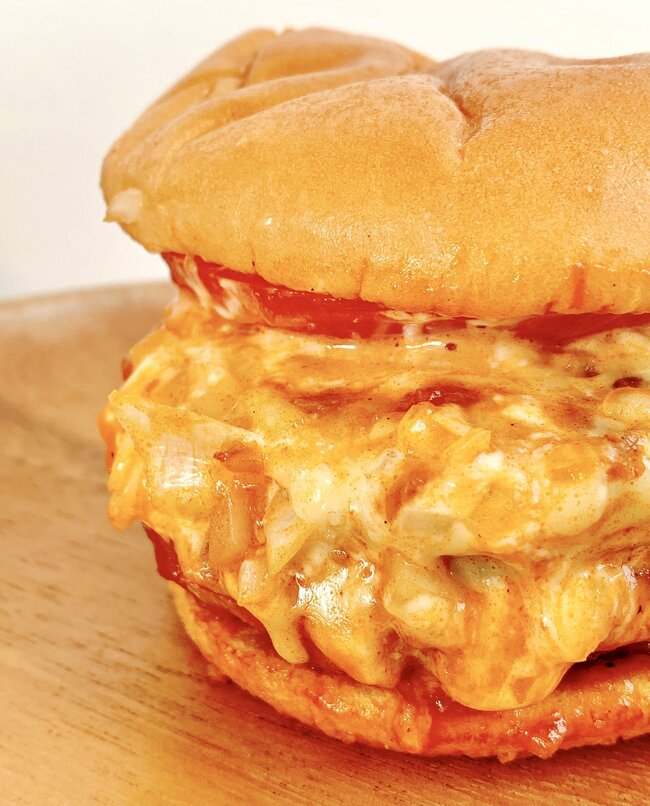 「嘘みたいなボリューム」「アゴ砕けそう」モスバーガーの“15時から頼めるメニュー”お肉の量がとんでもない！「食べ応えがエグくてやばかった」