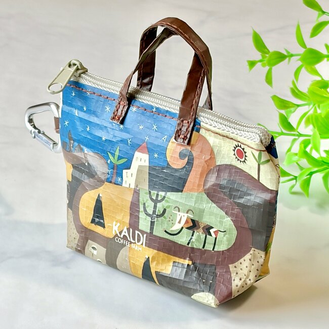 「やっと買えました」「出る度に売り切れ」カルディの“かわいすぎる小物入れ”ミニ財布にもちょうどいい!「手のひらサイズで可愛い」