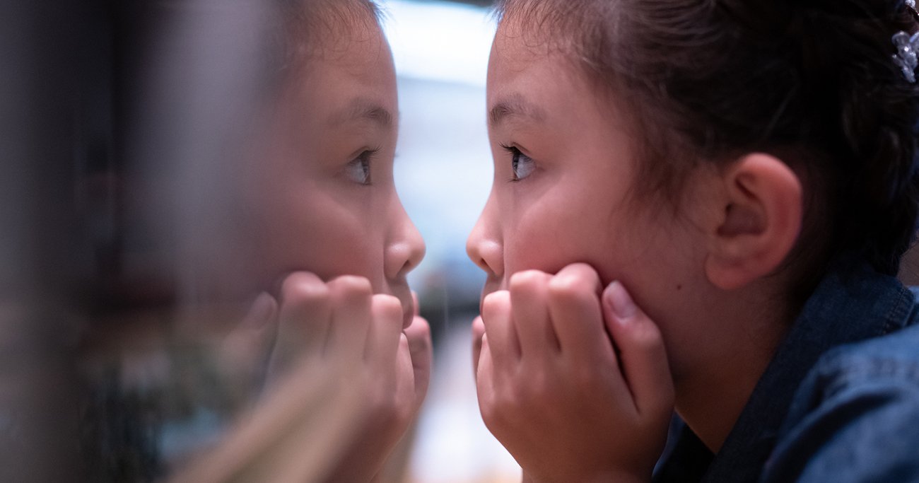 鏡を見る子ども