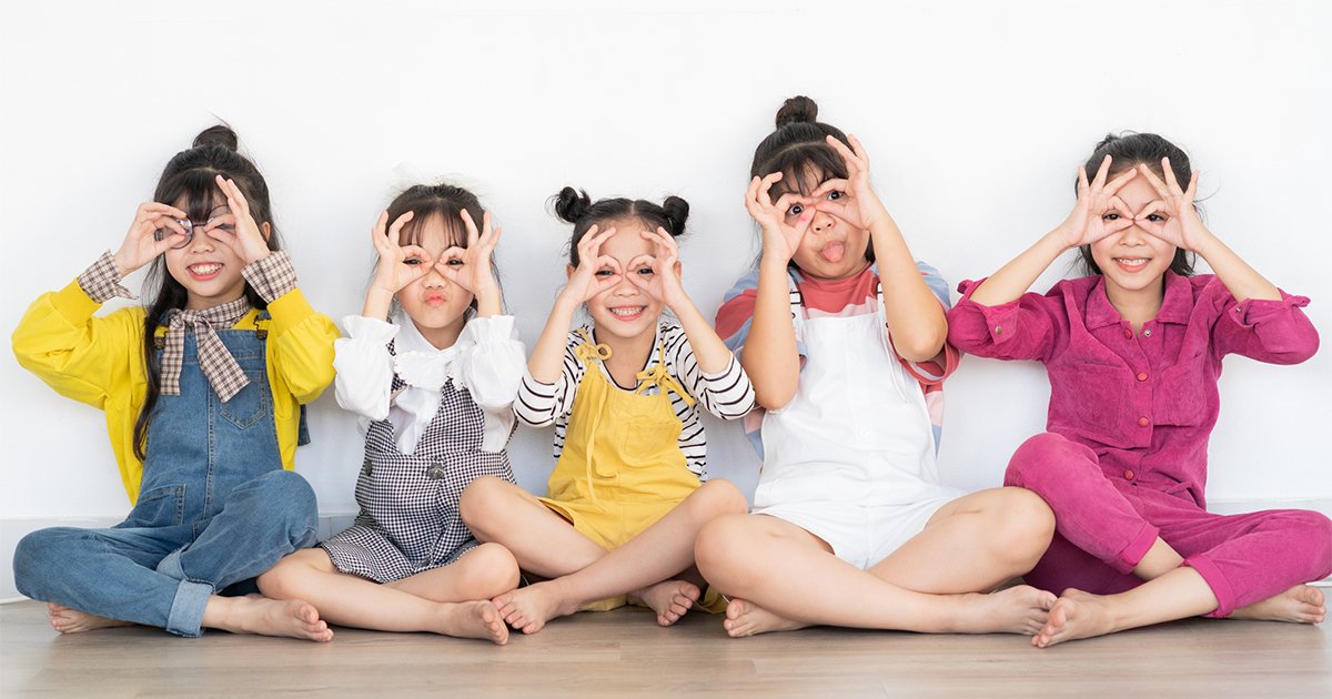 横に並んで座る子どもたち