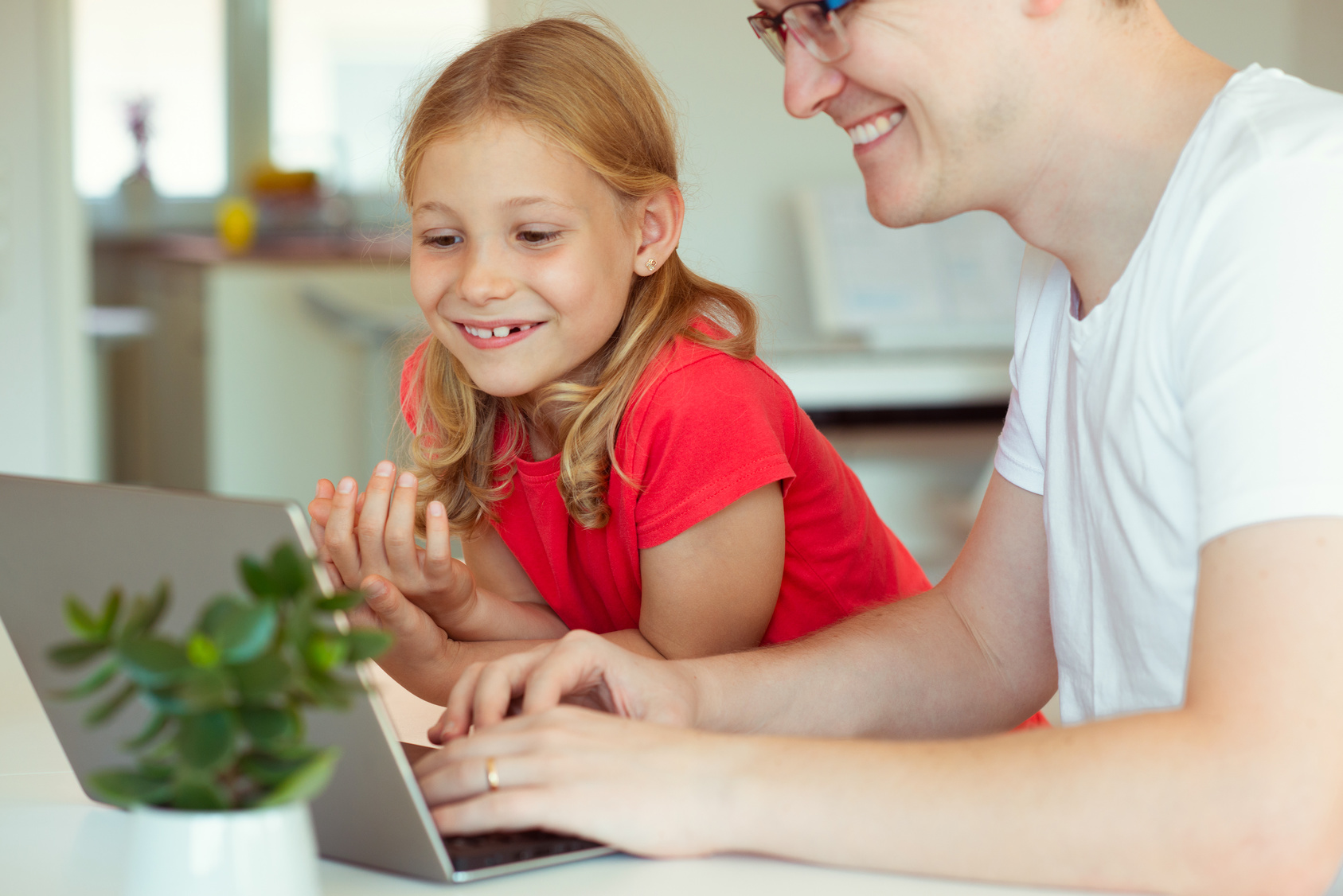 子どもの好奇心を育む親は「答えを教えずに、一緒に調べる」