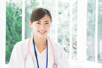 医療系の職種で、なりやすくて報酬もいいのは何か