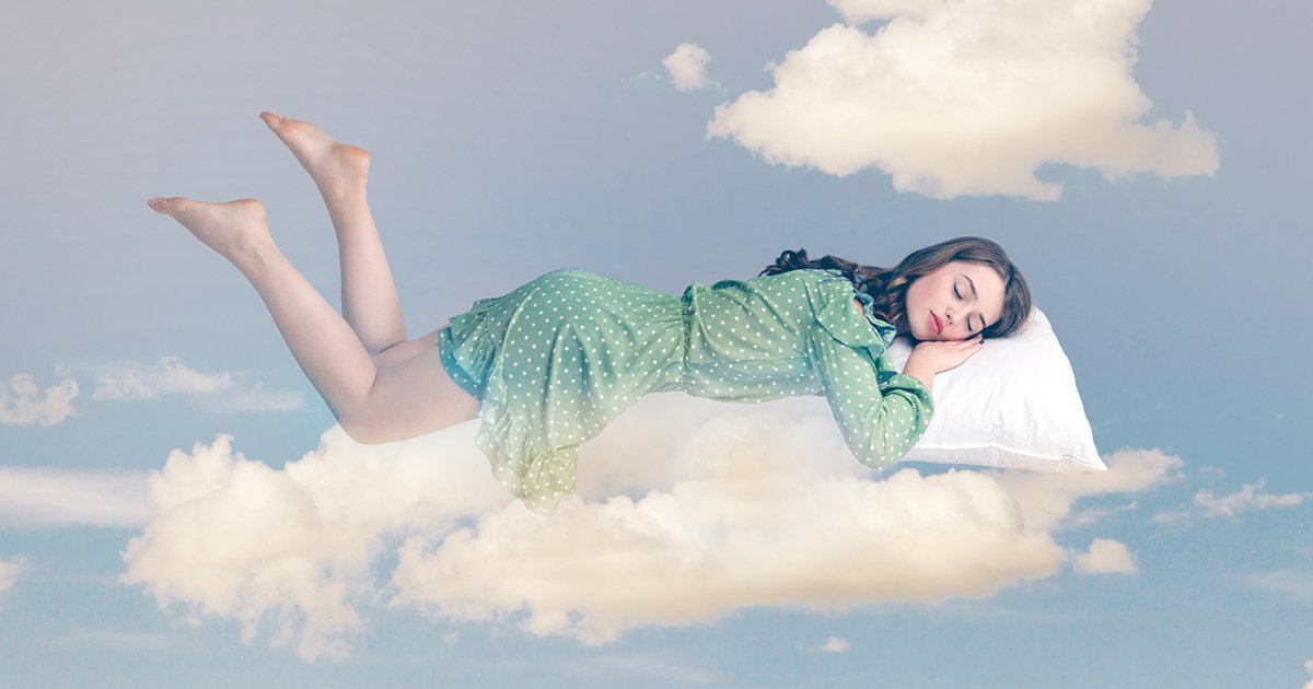 雲の上で眠る女性のイメージ