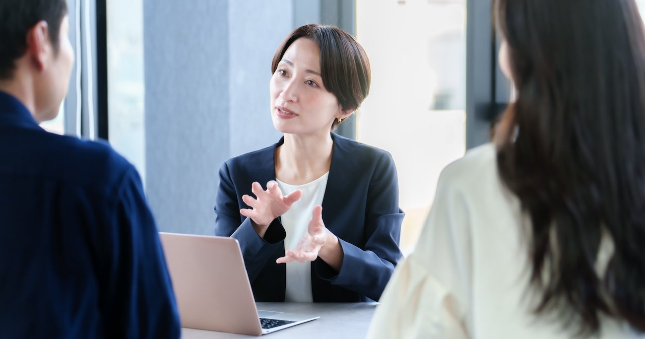 仕事ができない人は「結論としては…」と言って話し始める。では、仕事ができる人は最初に何を伝える?