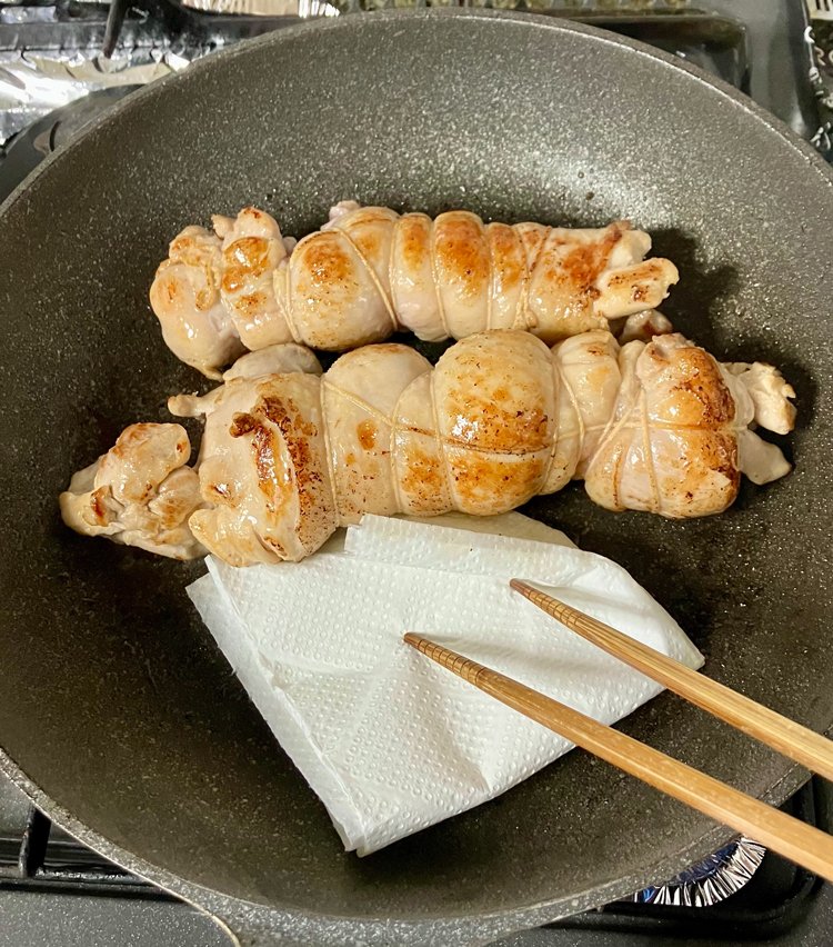 6. 全体に焼き色が付いたら、キッチンペーパーで出た油を拭く。