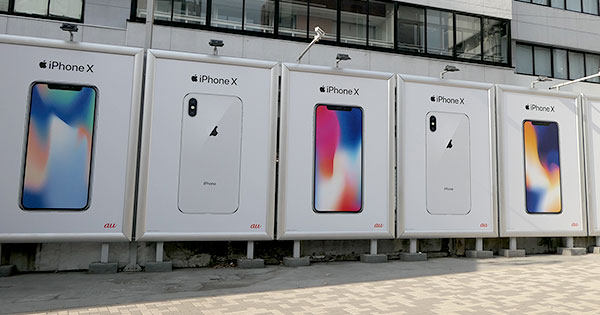 iPhone Xの新型はどうなるのか iPhone X広告看板