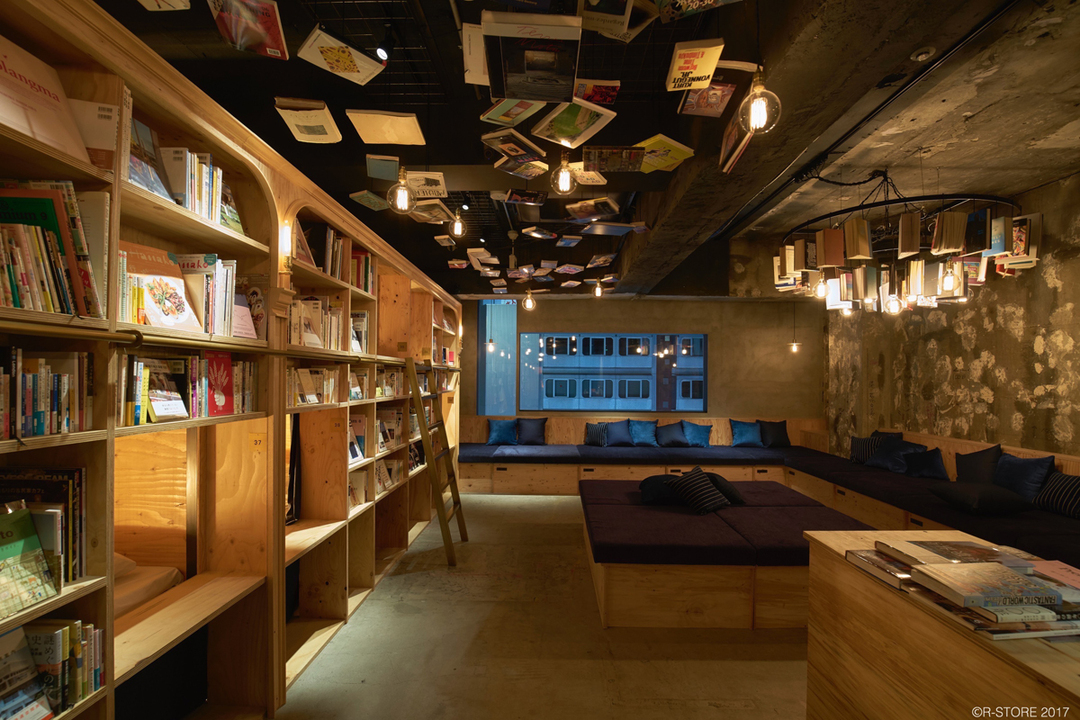 「泊まれる本屋さん」、質素なのに若者が殺到する理由