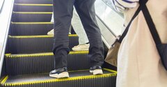 左手ケガでエスカレーター右側に立ったら後ろから「チッ!」→どう対応するのが正解?