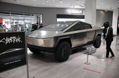 テスラ「最高の製品」EVトラックを待つ試練