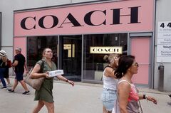 コーチ親会社の買収、「手頃な高級品」の限界示す