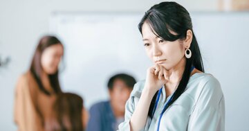 【考えすぎて眠れない…】人間関係の悩みから一瞬で解放される考え方とは?