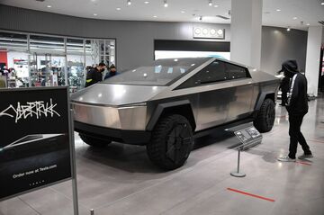 テスラ「最高の製品」EVトラックを待つ試練