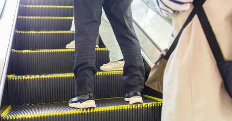 左手ケガでエスカレーター右側に立ったら後ろから「チッ！」→どう対応するのが正解？