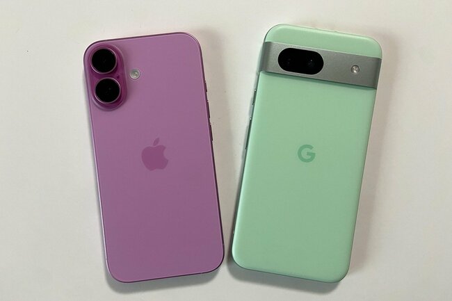 iPhone 16（左）は約11万5000円～、Google Pixel 8a（右、Android）は5万9000～7万円台といったところ。どちらもミドルレンジのスマホだが価格差は大きい（筆者撮影、価格は目安で3月頭に調査）