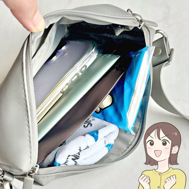 【3COINS】普通の財布に戻れないかも…！スマホより薄い“ぺたんこポーチ”カードや診察券が30枚入って便利！《購入レビュー》