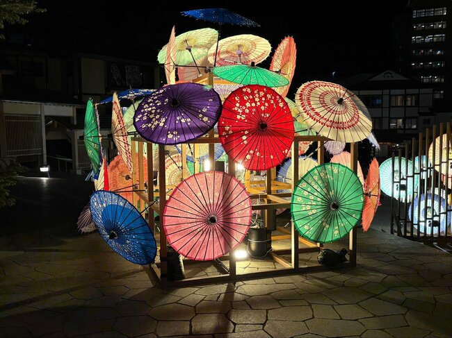 「廃墟に苦しむ鬼怒川」と「若者でにぎわう草津」温泉街の明暗を分けた決定的な違い